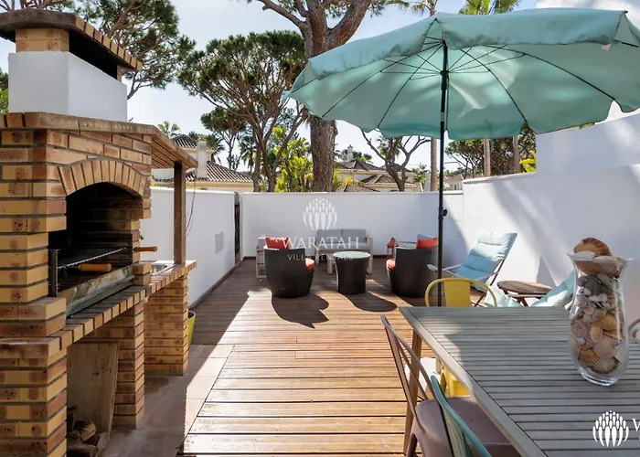 Townhouse Farah ヴィラ ヴァーレ・ド・ローボ